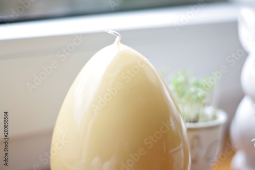 żółta świeczka jajko wielkanocne 