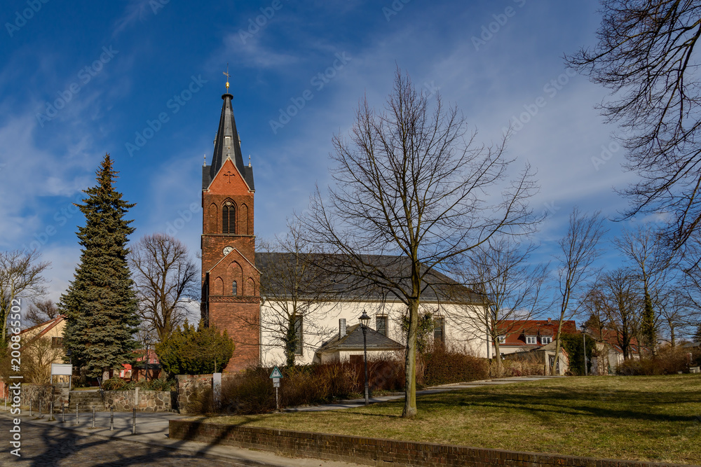 Die denkmalgeschützte Dorfkirche Berlin-Kaulsdorf war in der Nazizeit der Wirkungsort von Pfarrer Heinrich Grüber, dessen Büro verfolgten Juden half