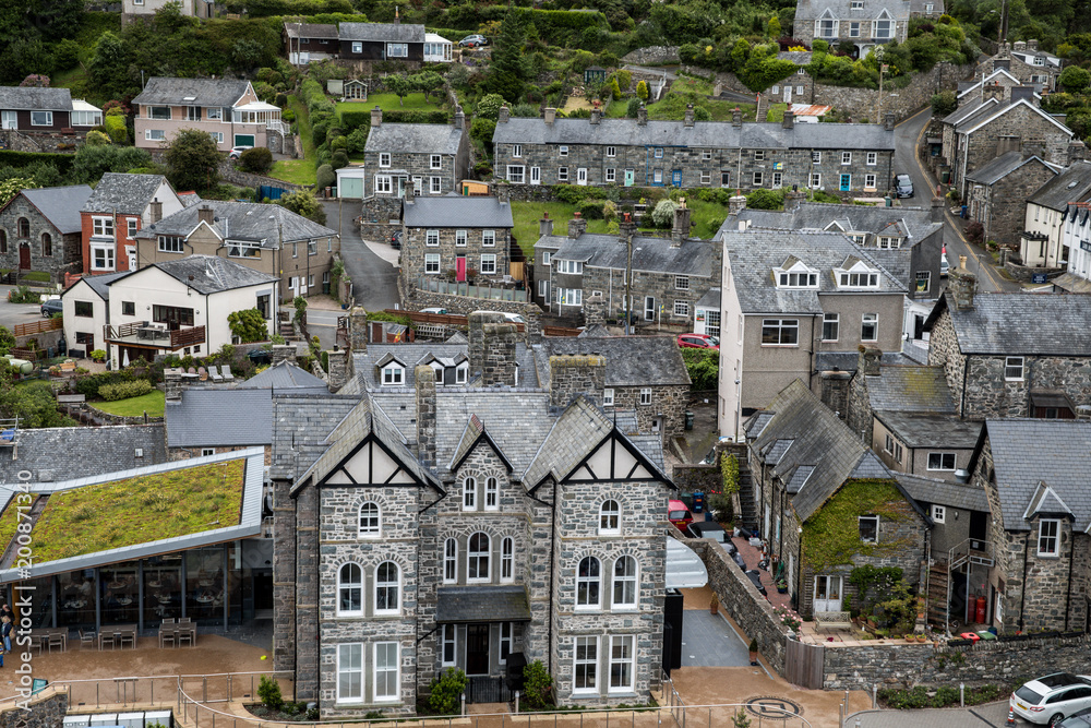 Fototapeta premium Luftaufnahme einer kleinen Stadt im Norden von Wales