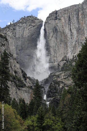 Die Lower Yosemite Falls im Yosemite Nationalpark, Kalifornien, USA, Nordamerika