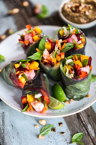 Rouleaux de Printemps ou Spring Rolls aux Légumes et Fruits et Sauce Cacahuètes photo