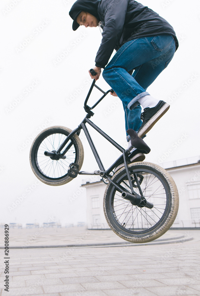 BMX freestyle close up. A young man makes stunts on a BMX bike.Street  culture foto de Stock | Adobe Stock