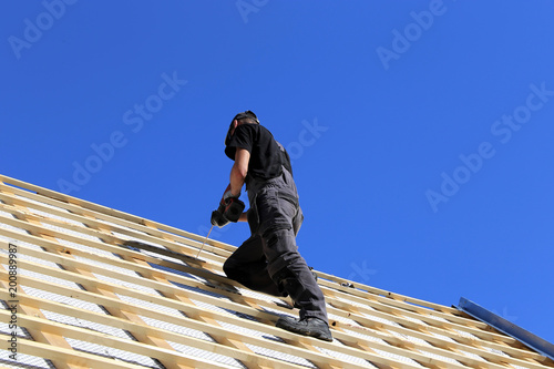 Dachdecker, Zimmermann auf dem Dach