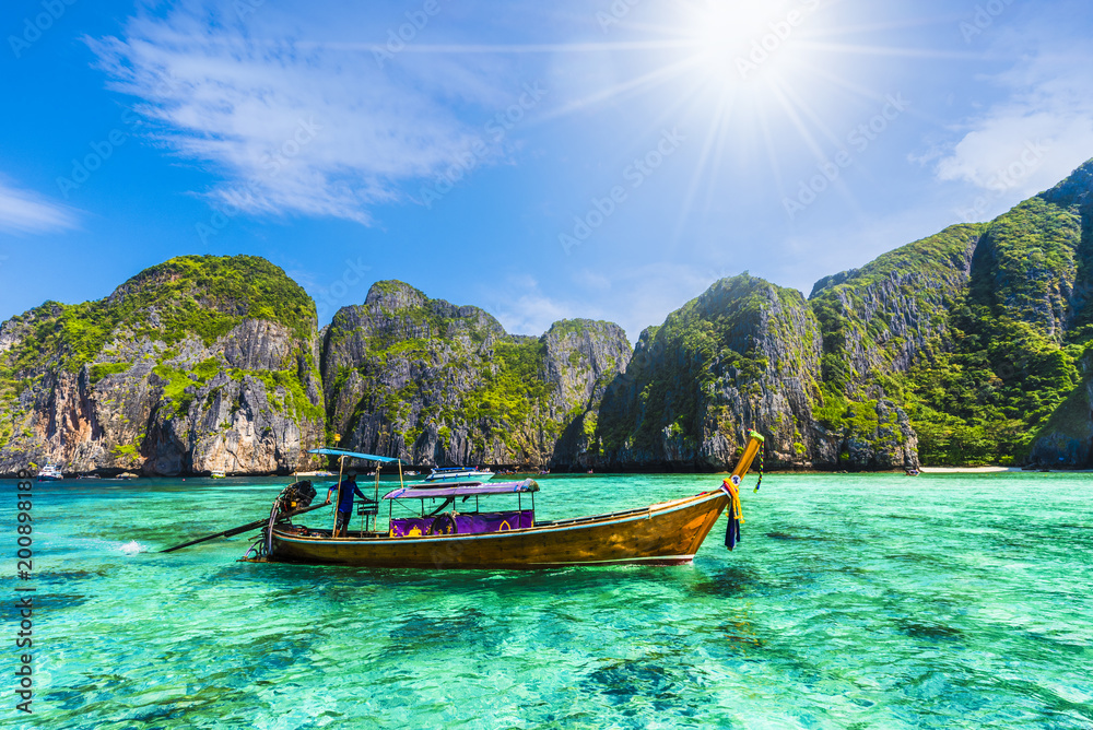 Obraz premium Traditional long tail boat on most beautiful famous Maya Bay on Phi Phi Islands, Thailand