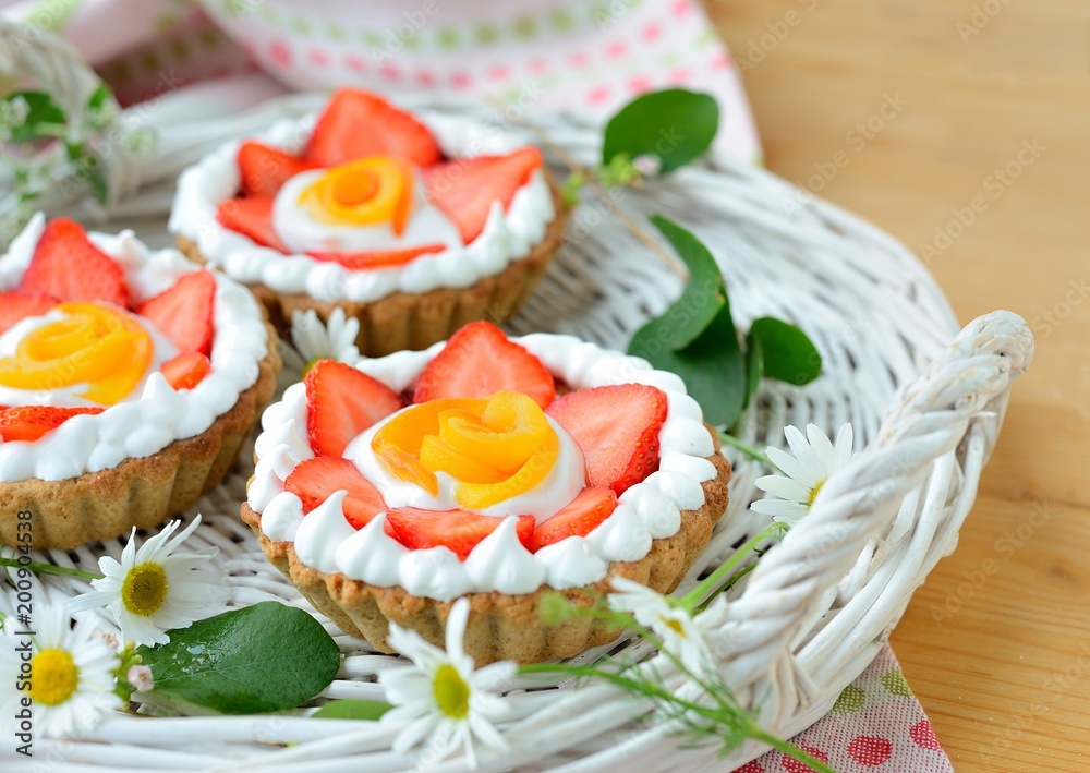 Small basket shaped tart with peaches, strawberries and cream Small basket shaped tart with peaches, strawberries and cream