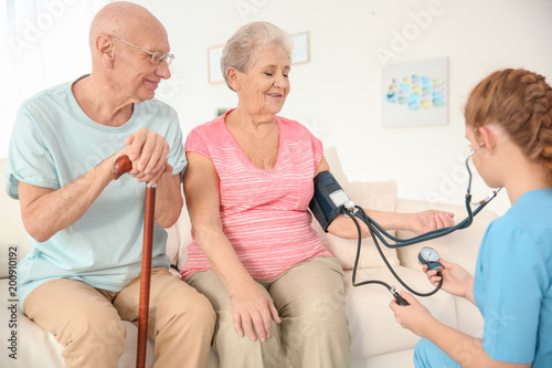 Young caregiver measuring b...