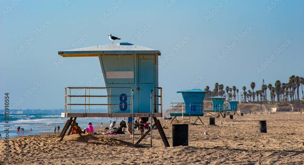 Naklejka premium Lifeguard wieże sceny plaży na plaży Huntington w południowej Kalifornii