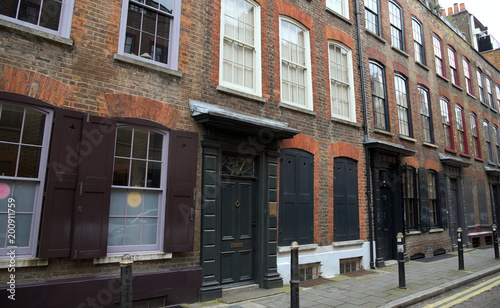 Typisches Haus mit Backsteinfassade in einer Seitenstraße der Brik Lane im Londoner East End photo