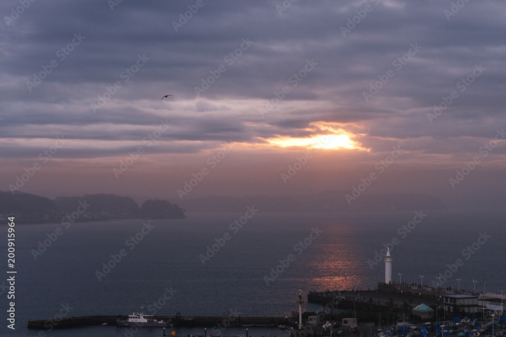 早朝の海の日の出 早朝の海の日の出