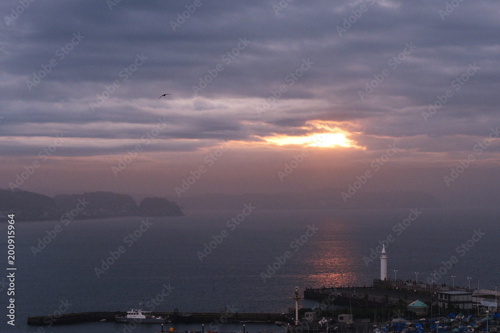 早朝の海の日の出