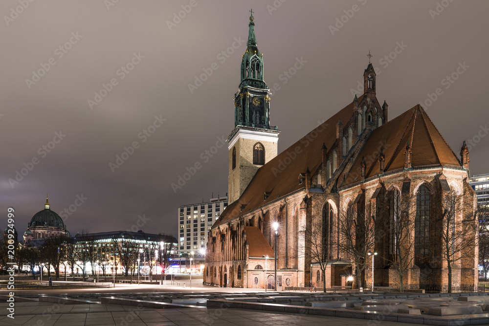 Evangelische St. Marienkirche in Berlin Alexanderplatz am Fuße des Fernsehturms