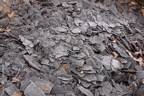 Fotografía Cracked shale chips abstract texture background.