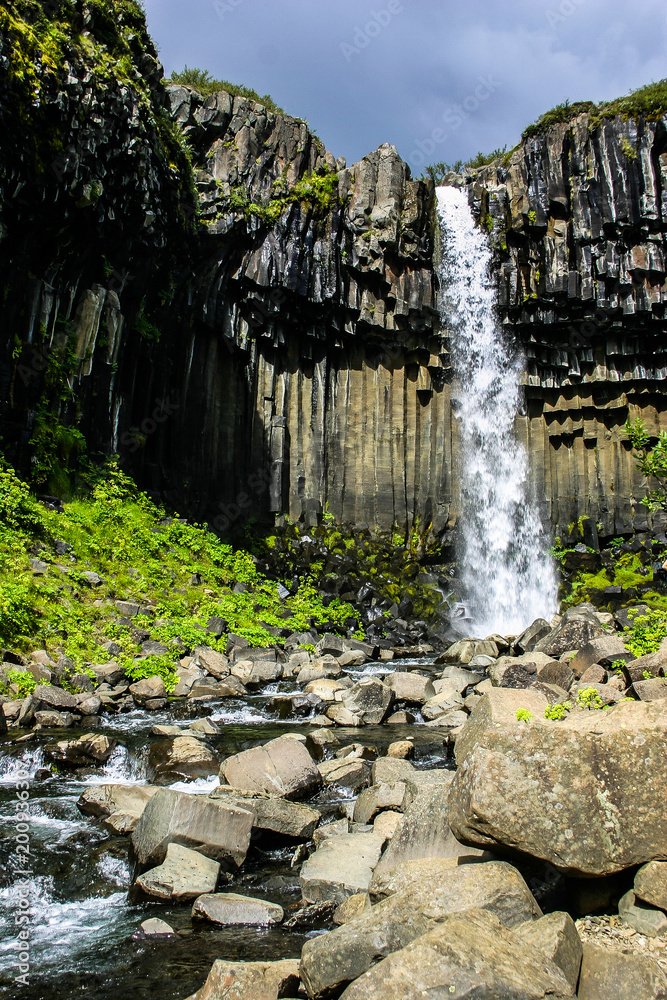 Fototapeta premium Großartiger Wasserfall mit Kaskaden und Basaltsteinen in island