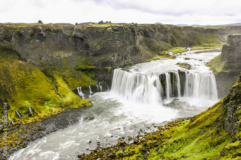Großartiger wasserfall in Island Großartiger wasserfall in Island