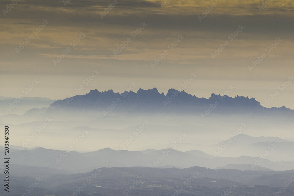 Montaña de Montserrat rodeada por la niebla