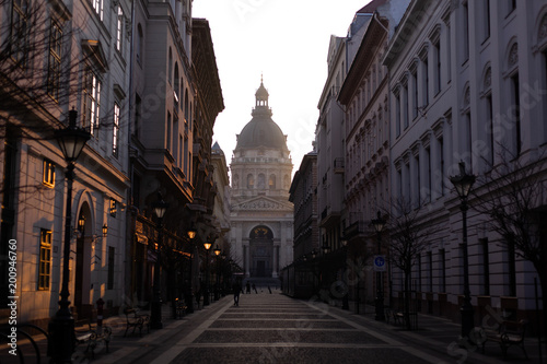 St. Stephans-Basilika in Budapest, Hungary before dawn.
