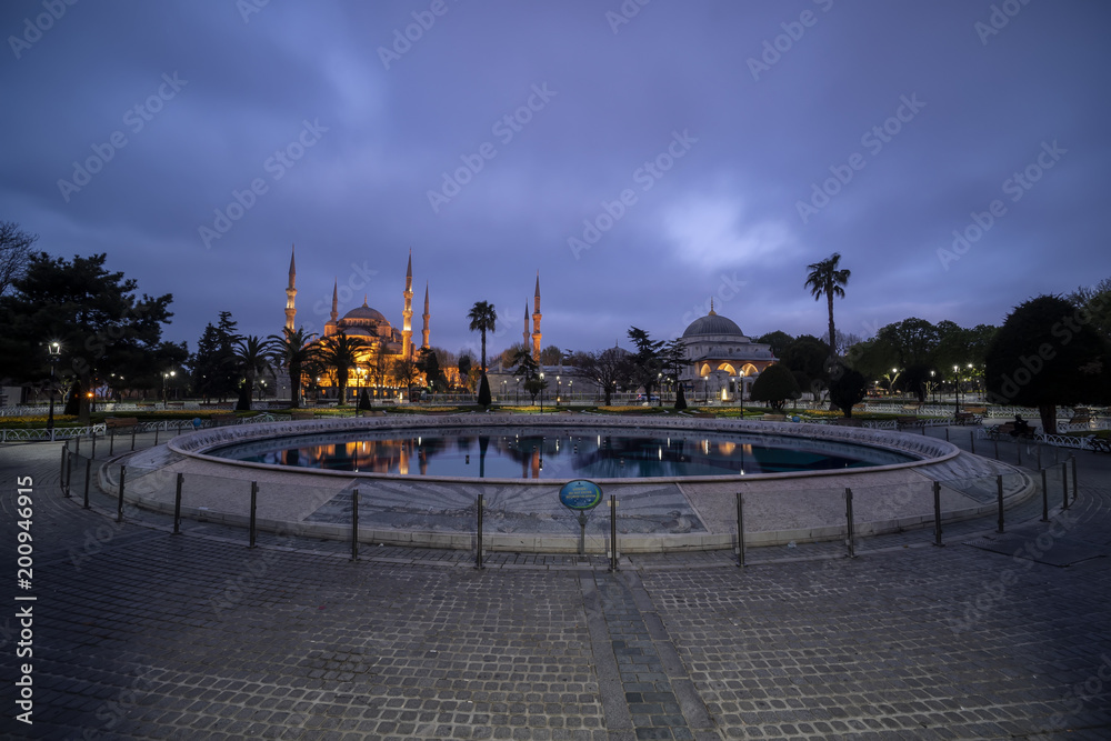 Obraz premium Istanbul, Turkey. Sultan Ahmet Camii named Blue Mosque turkish islamic landmark with six minarets, main attraction of the city.