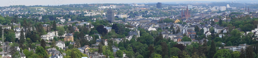 Landeshauptstadt von Hessen Wiesbaden mit Sicht vom Neroberg auf die Marktkirche