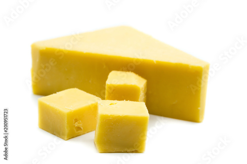 cheddar cheddarkäse käse isoliert freigestellt auf weißen Hintergrund, Freisteller