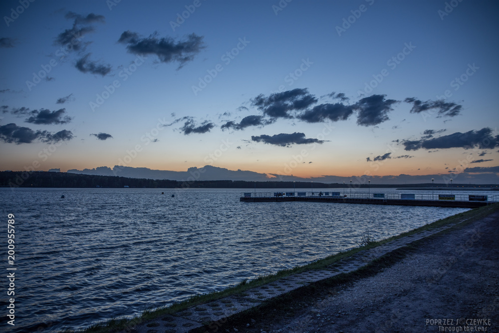 Obraz premium Zachód nad jeziorem