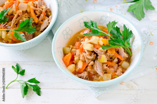 Fotografía Stew of turkey and vegetables (zucchini, onions, carrots, tomatoes, bell peppers