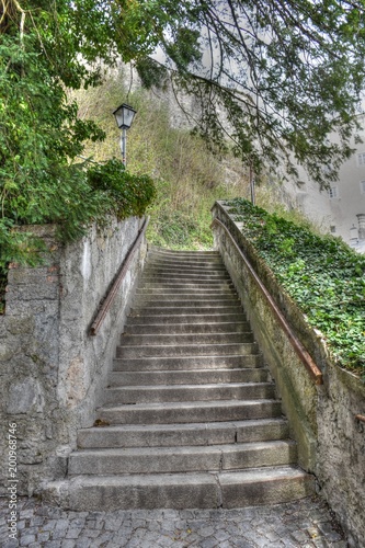 Fototapeta kamienne schody na tle wzgórza