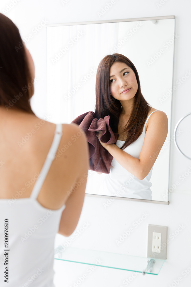 女性 バスルーム 女性 バスルーム