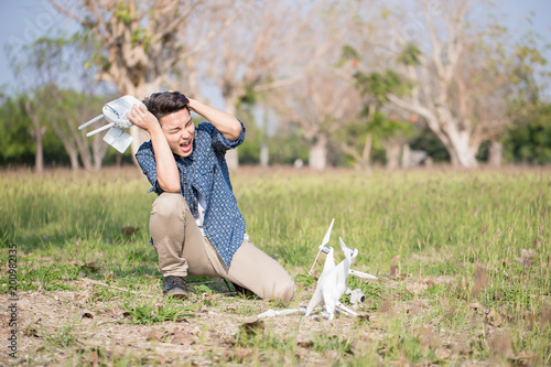 Fotografie man with crashed drone