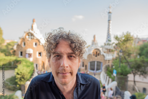 Valokuva Closeup photo of a forty something man enjoying Antoni Gaudi's beautiful Park Guell in Barcelona