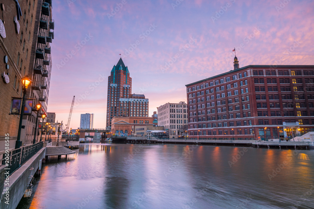 Fototapeta premium Downtown skyline with Buildings in Milwaukee USA