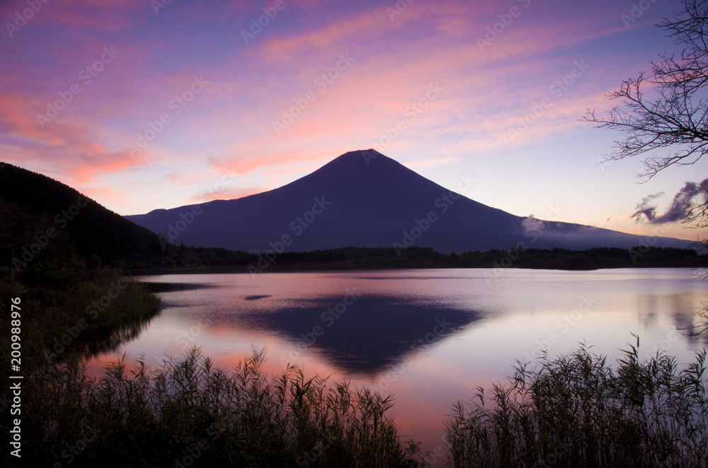 早朝の田貫湖からみた富士山