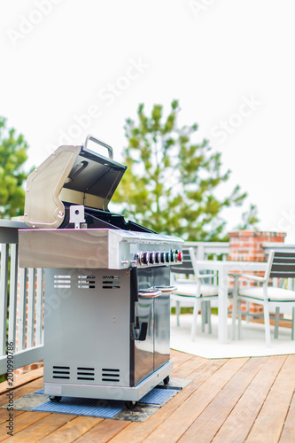 Outdoor gas grill