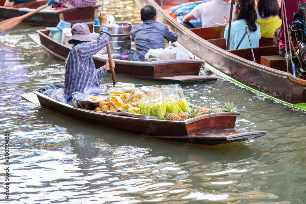 Obraz premium Damnoen Saduak floating market