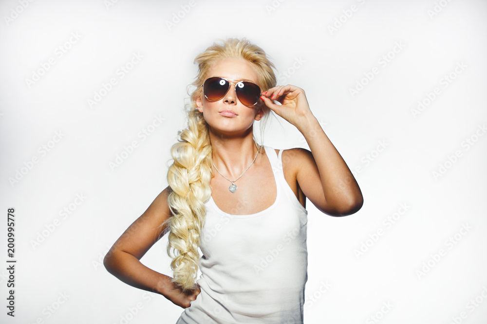 Naklejka premium portrait of woman in sunglasses.