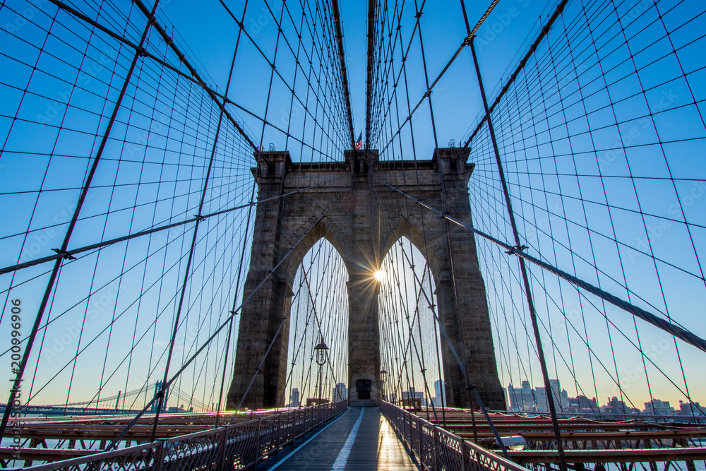 Obraz premium Brooklyn Bridge with sunshine peeking in.