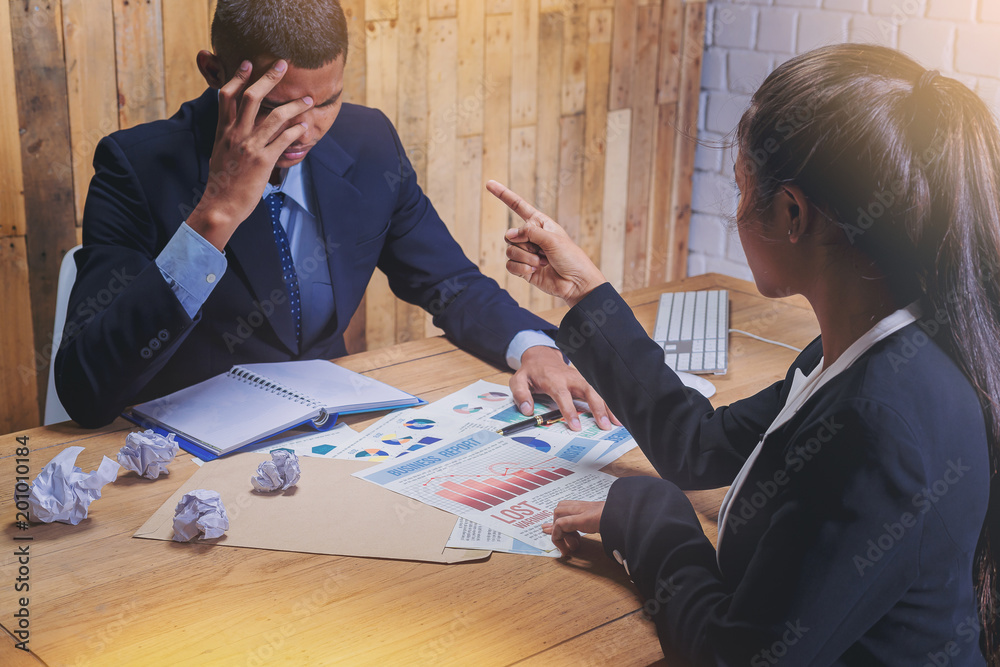 Φωτογραφία businesswoman as boss blaming her employee for business mistake at desk in offic