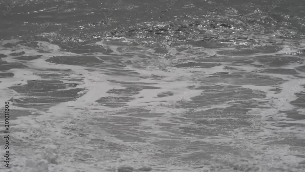 Mare in tempesta con forte movimento ondoso spinto da forti raffiche Mare in tempesta con forte movimento ondoso spinto da forti raffiche