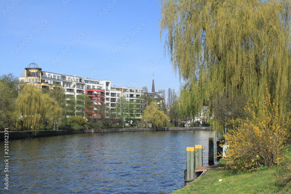Fototapeta premium Frühling in Berlin; Blick über die Spree zum Bundesratufer in Moabit