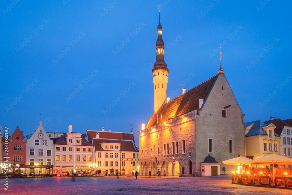 Naklejka premium Town Hall of Tallin at Dusk
