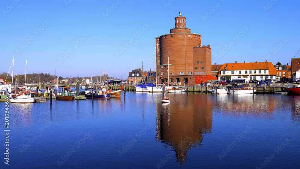 Eckernförde Hafen Speicher Hafenbeken Boote und blauer Himmel Eckernförde Hafen Speicher Hafenbeken Boote und blauer Himmel