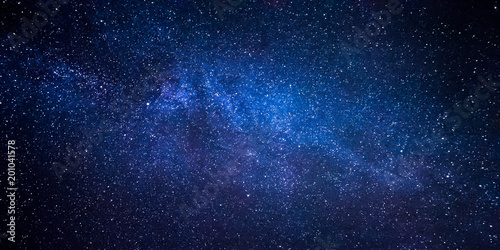 Droga Mleczna i tysiące gwiazd na nocnym niebie