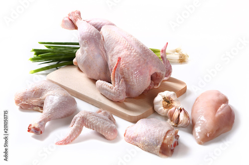 Drób. Kurczak zagrodowy i części mięsa. Kompozycja mięsna na białym tle.