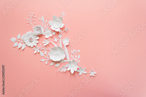 Obraz rama z białymi papierowymi kwiatami