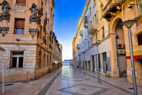 Naklejka na ścianę Widok architektury miasta Split w ulicy Marmontova