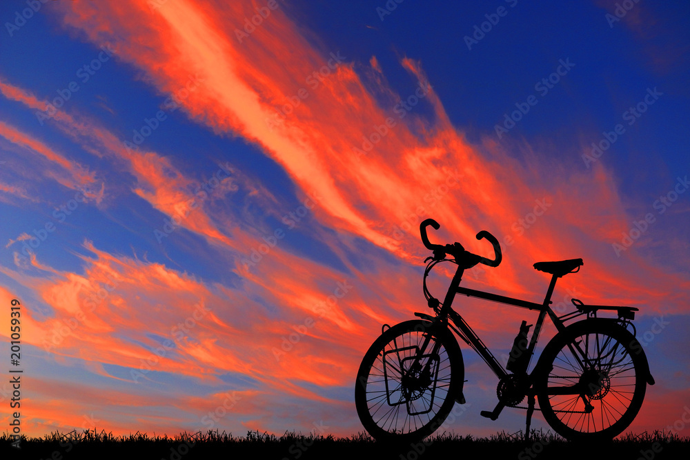 Fototapeta premium silhouette vintage bike on sunrise