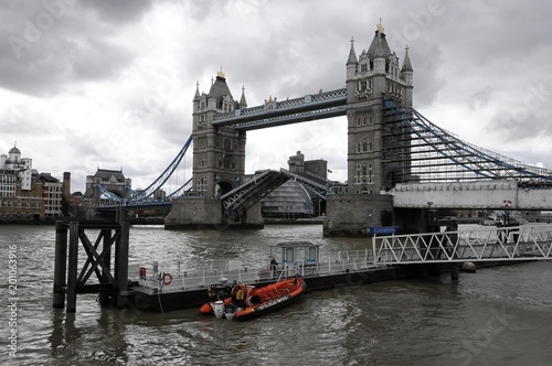 Tower Bridge geöffnet, Tower Bridge, Themse, London, England, Großbritannien, Europa