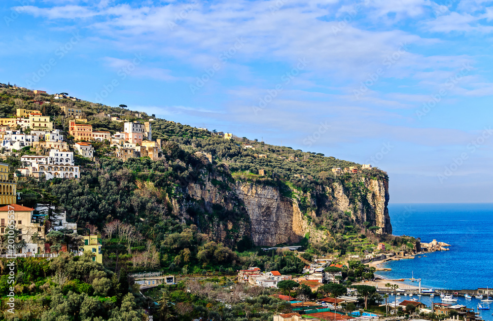 Malerische steile Felsenküste mit bunten Häusern und der kleine Hafen von Vico Equense, nahe Neapel, Italien