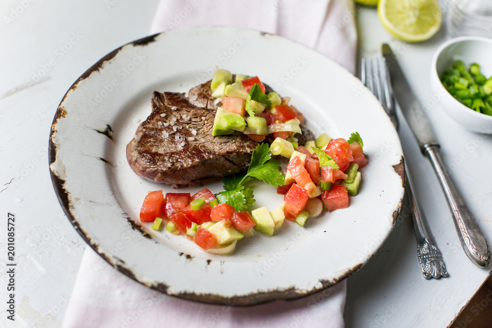 Rinderfilet mit Tomaten-Avocado-Salat Rinderfilet mit Tomaten-Avocado-Salat