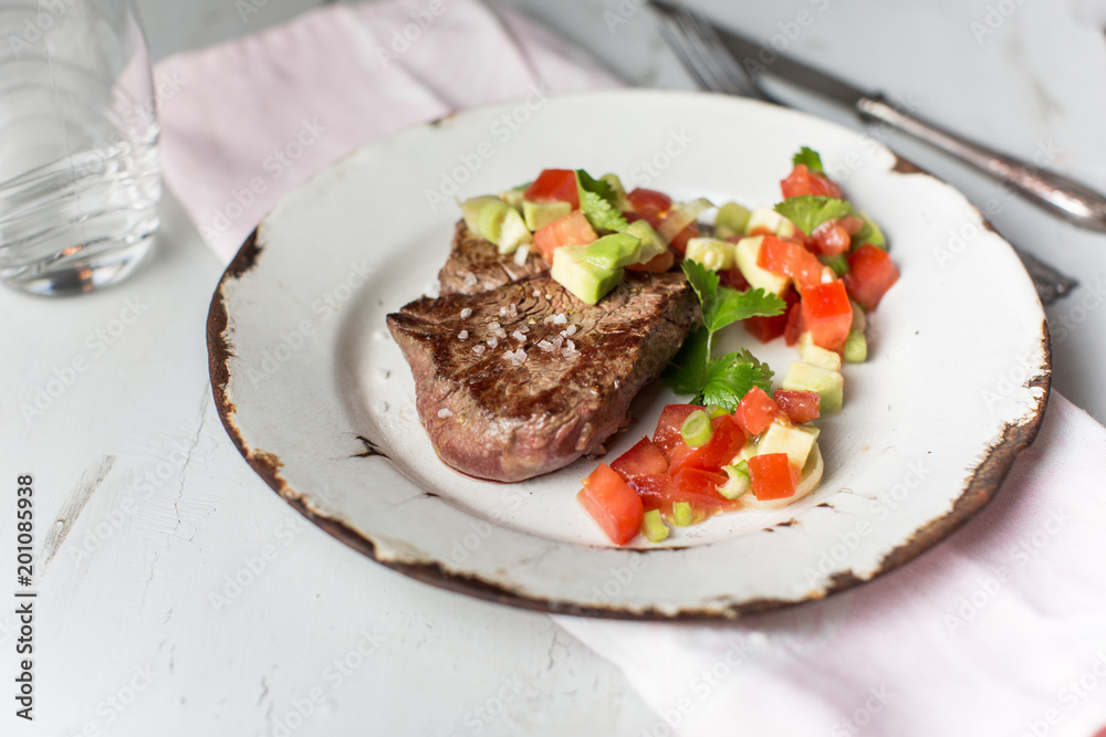 Rinderfilet mit Tomaten-Avocado-Salat Rinderfilet mit Tomaten-Avocado-Salat
