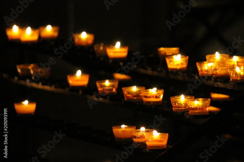 Bougies brillant dans l'obscurité d'une église